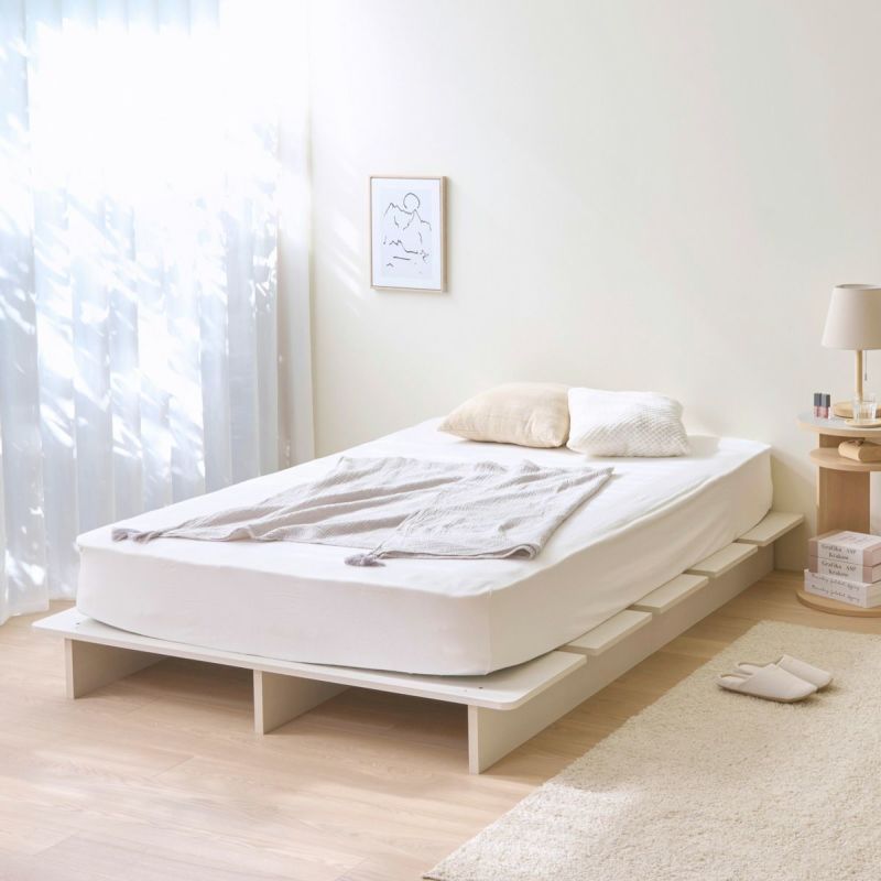 [心ほどける、光と木のぬくもり]寝室を広く見せるロースタイルベッド。開放感のある空間と木のぬくもりで快適な眠りをサポートします。