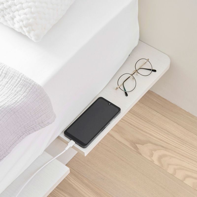 [小物を置けるベッドサイドスペース]マットレスの両サイドにスペースができるので、スマホなどの小物を置くことができます。