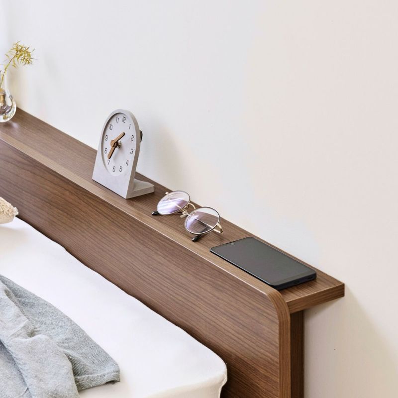[スマホや時計の置き場所]奥行9.8cmの天板付き。手が届くところにスマホや時計・メガネなどを置くことができます。