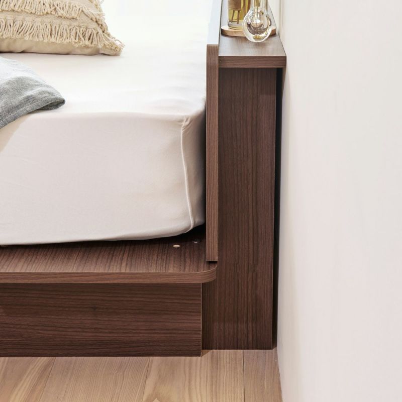 [背面の巾木よけ]天板が背面に少し出ているので、背板と壁の間に隙間ができます。巾木をよけられる構造です。