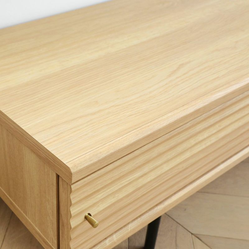 [ナチュラル感を強調したオーク柄]自然の素材感もジャパンディスタイルをつくるポイント。ナチュラルなオーク柄の木目が素材感を表現します。