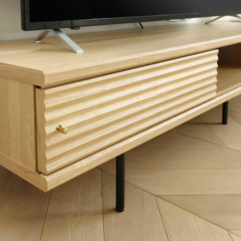 [伝統の横格子デザイン]こちらもまた、日本の伝統を感じさせる横ラインの凹凸デザイン。横方向が協調されて、空間の広がりを感じられます。