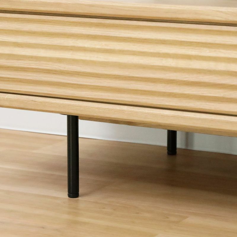 [ブラックアイアンのフット]細身のブラックアイアンが足元に「空間の余白」をつくり、奥行きの広がりと居心地の良さを感じさせます。