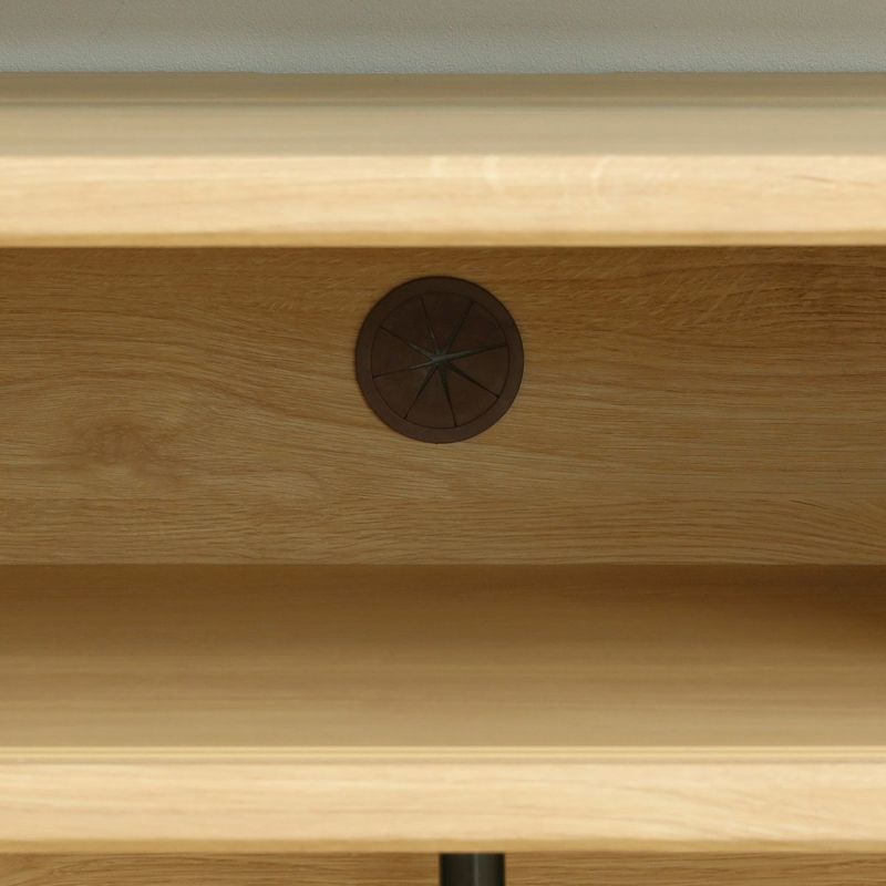 [コードを通せる配線穴付き]オープン棚部や引き戸内には配線用の穴があるので、AV機器のコードを後ろに通すことができます。