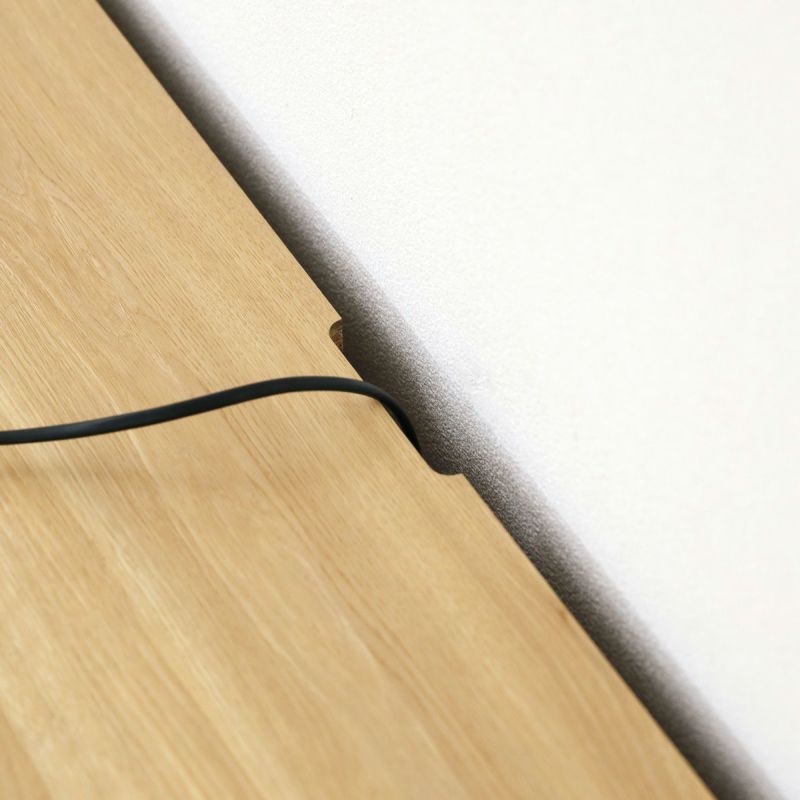 [テレビなどの配線用加工]天板には配線を通す加工があるので、テレビなどの配線を後ろに隠してすっきりまとめることができます。