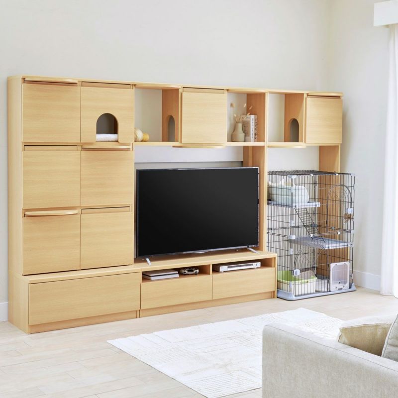 [壁面を使ってすっきり]キャットタワーや家具･ケージをそれぞれ置いて狭くなりがちなリビングも、ニャコモで1か所にまとめてすっきりとしたリビングになります。