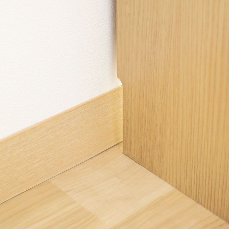 [背面の配線と巾木よけ]巾木よけカット加工がしてあるので、側板と壁の間に隙間ができます。配線を通したり、巾木をよけたりできる構造です。