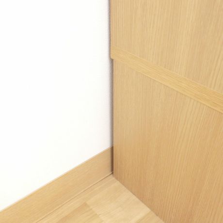 背面の配線と巾木よけ