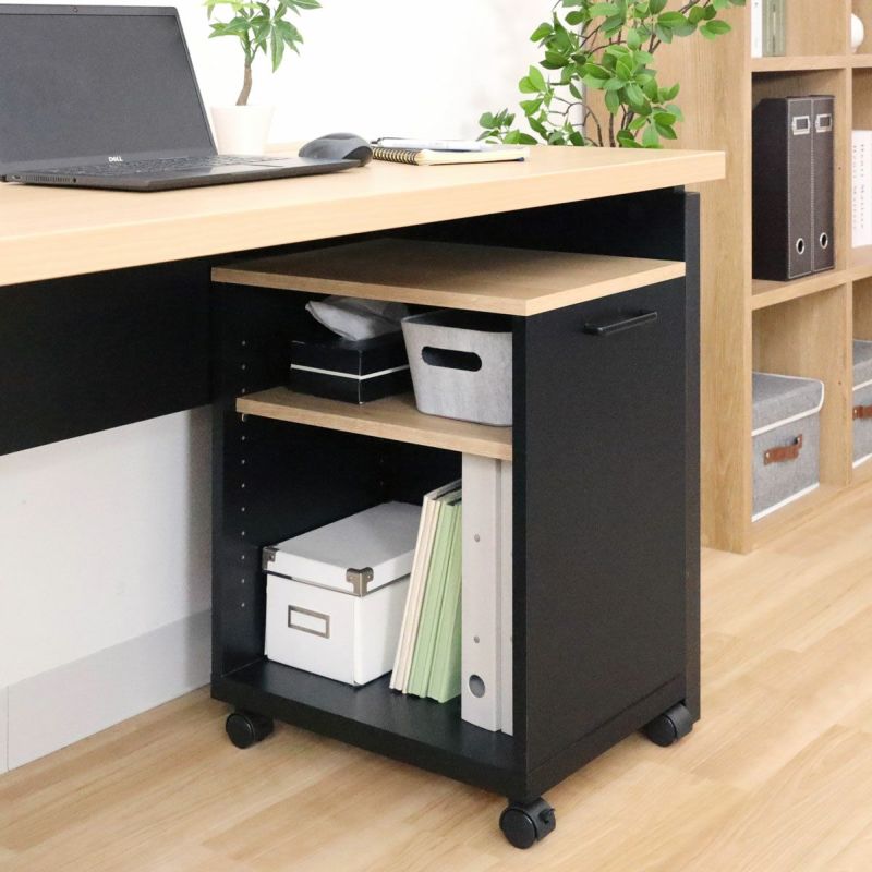 [デスク下に収まる幅]幅は約45cm。向きを変えればデスク下の足元に収まって邪魔にならないサイズです。