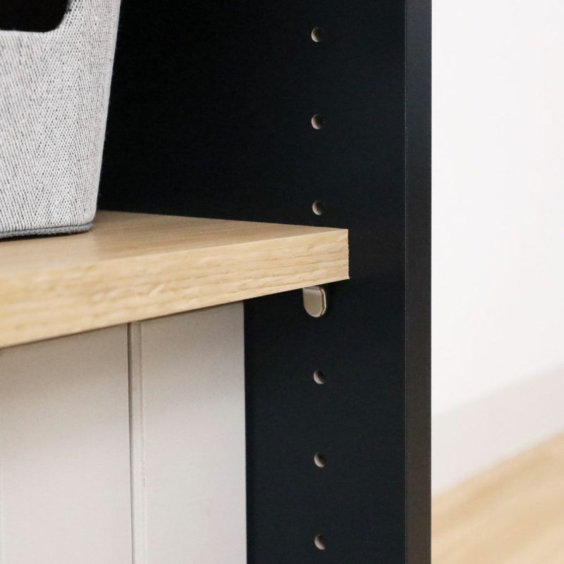 [高さを調節できる移動棚]棚板は3cm間隔で調節できる移動棚。収納したい物に合わせて棚の高さを決めることができます。