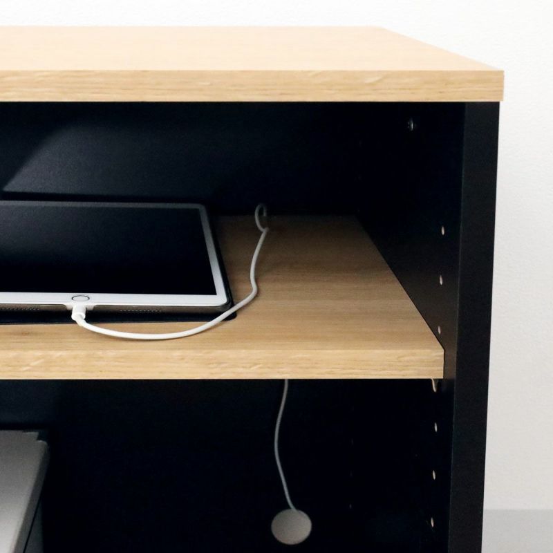 [充電コードを通せる配線用隙間]移動棚と背板の間には、配線用の隙間があります。移動棚に置いたスマホやタブレットの充電コードを通すことができます。