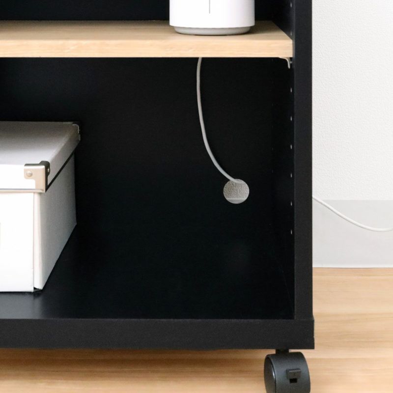 [コードを後ろに通せる配線穴]背板に配線穴があるので、充電コードなどの配線を後ろに通すことができます。