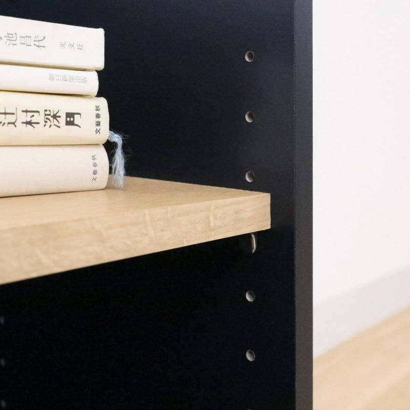 [高さを調節できる移動棚]棚板は3cm間隔で調節できる移動棚。収納したい物に合わせて棚の高さを決めることができます。