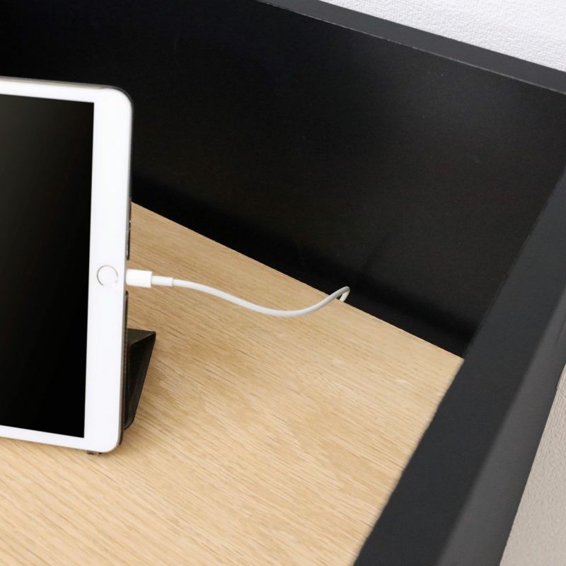 [充電コードを通せる配線用隙間]移動棚と背板の間には、配線用の隙間があります。移動棚に置いたスマホやタブレットの充電コードを通すことができます。