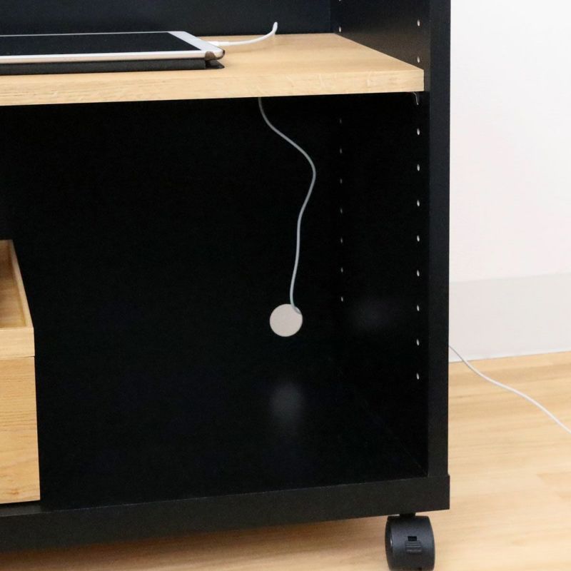 [コードを後ろに通せる配線穴]背板に配線穴があるので、充電コードなどの配線を後ろに通すことができます。