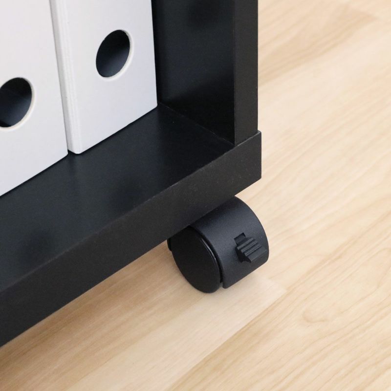 [移動させやすいキャスター付き]キャスター付きなので簡単に動かせます。デスクの下から出し入れしたり、必要なときだけ引き寄せて使ったりできます。