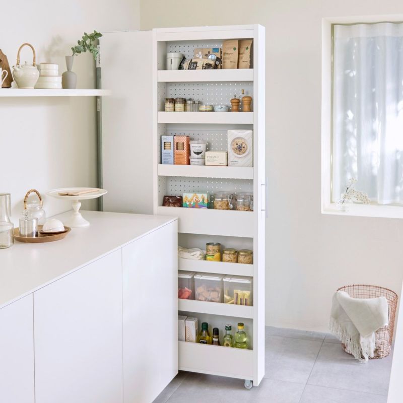 [隙間を味方に、快適なキッチンへ]キッチンの隙間を有効活用して快適にする隙間収納。置き場所に悩む資源ごみの一時置き場としても活用できる優れものです。