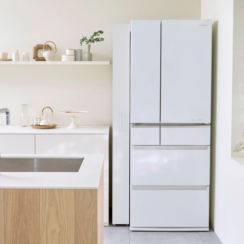 [細かいキッチン用品を隠す収納]隙間にしまえば、見た目がごちゃつく細かいキッチン用品も隠して収納できます。奥行は冷蔵庫と同じくらいの55cm。邪魔にならず隙間にスッキリ収まります。