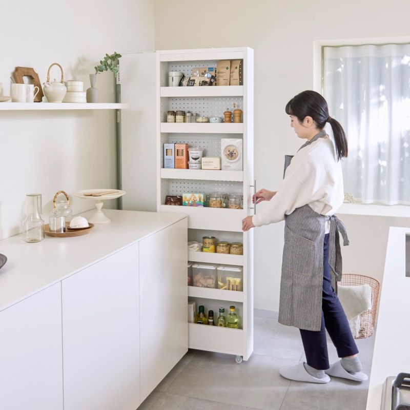 [キャスター付きだから出し入れスムーズ]4つのキャスターで隙間からスムーズに出し入れできます。