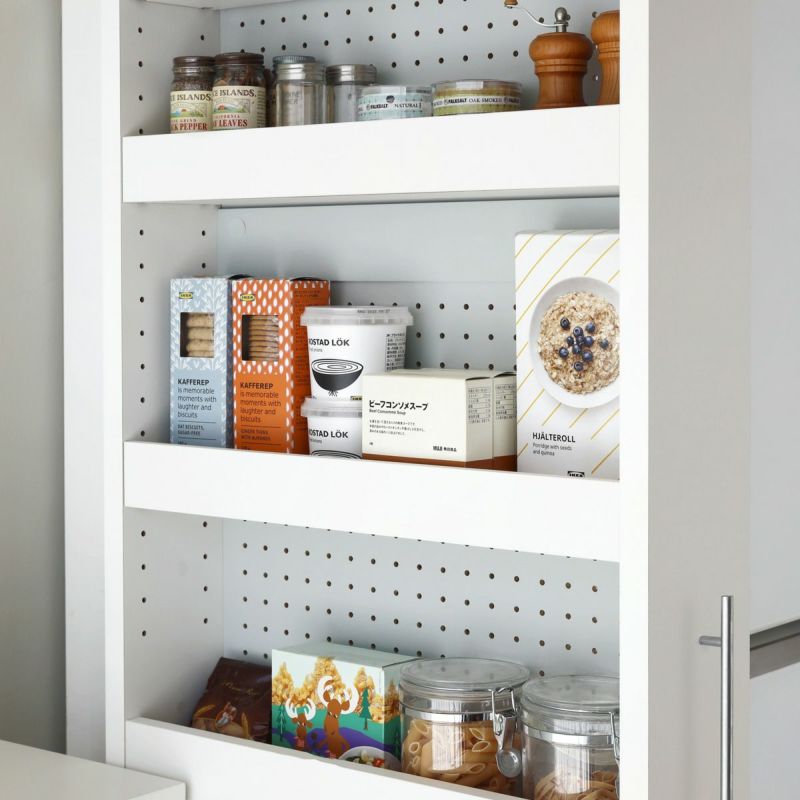 [収納物が見えるから在庫管理がしやすい]収納している物を見渡せる棚の奥行き。一目で何が何個あるかわかるから、買い忘れや買いすぎを防ぎます。