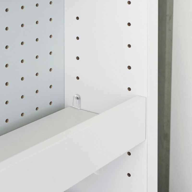 [高さを調節できる移動棚]5枚の棚板は3cm間隔で調節できる移動棚です。棚ストッパーで固定できるので、不注意で棚が落ちることなく安心して使うことができます。