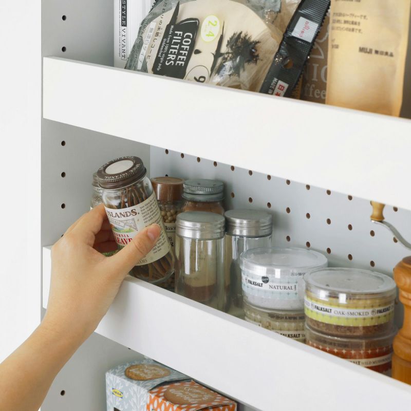 [収納物の落下を防ぐこぼれ止め付き]棚板にはこぼれ止めが付いているから、本体を動かしたり細かい収納物を出し入れするときも物が落ちなくて安心です。