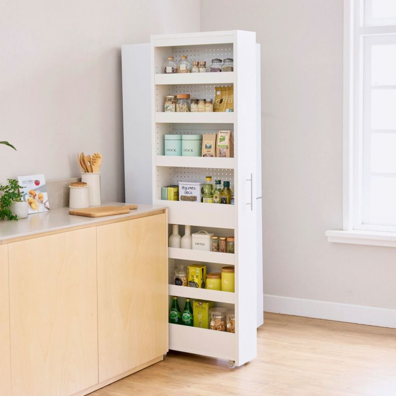 [隙間を味方に、快適なキッチンへ]キッチンの隙間を有効活用して快適にする隙間収納。置き場所に悩む資源ごみの一時置き場としても活用できる優れものです。