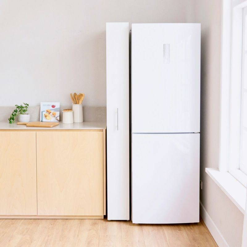 [細かいキッチン用品を隠す収納]隙間にしまえば、見た目がごちゃつく細かいキッチン用品も隠して収納できます。奥行は冷蔵庫と同じくらいの55cm。邪魔にならず隙間にスッキリ収まります。