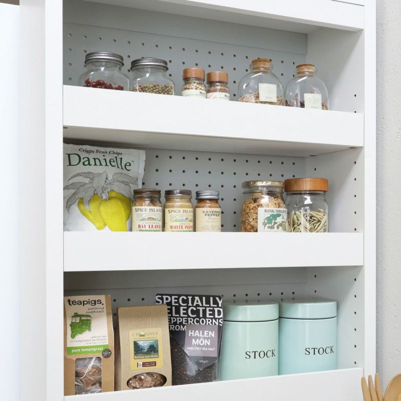 [収納物が見えるから在庫管理がしやすい]収納している物を見渡せる棚の奥行き。一目で何が何個あるかわかるから、買い忘れや買いすぎを防ぎます。