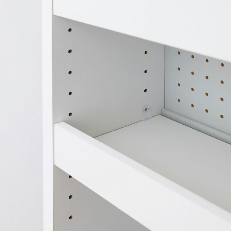 [高さを調節できる移動棚]5枚の棚板は3cm間隔で調節できる移動棚です。棚ストッパーで固定できるので、不注意で棚が落ちることなく安心して使うことができます。