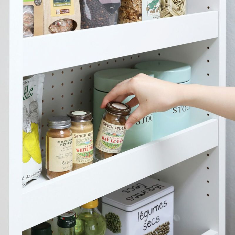 [収納物の落下を防ぐこぼれ止め付き]棚板にはこぼれ止めが付いているから、本体を動かしたり細かい収納物を出し入れするときも物が落ちなくて安心です。