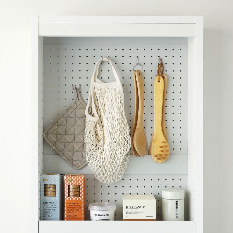 [キッチン用品を掛けて収納]上部の背板は有孔ボード仕様。市販のフックを使えば、おたまやフライ返し、ミトンなどのキッチンツールを掛けて収納できます。※有孔ボード耐荷重3kg