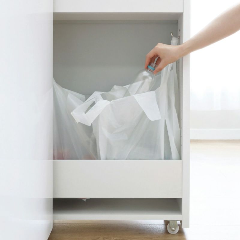 [資源ごみ置き場に]下部に移動棚を付けずに付属のフックを付けると、ビニール袋がかけられます。ペットボトルや空き缶などの資源ごみの一時置き場として使うことができます。