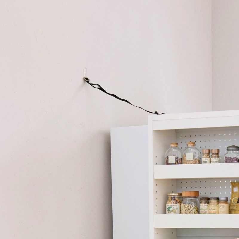 [転倒防止補助ベルト付き]より安全にご使用いただくために、転倒防止補助ベルトが付属しています。