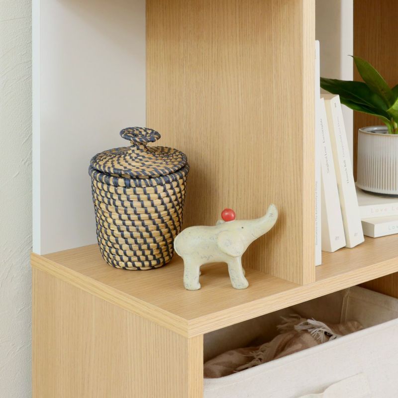 [狭い方の棚は小さな物をディスプレイ]棚板の狭い方の耐荷重は1kg。小さな雑貨をアクセントに置いたり、雑誌を立てかけたり。あえて何も置かずにジグザグの形を見せても〇