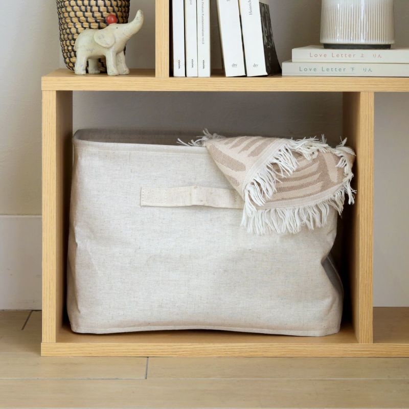 [収納ボックスですっきり収納]各棚の広い方の内寸幅39.3cm、奥行き27.4cmで市販の収納ボックスが入ります。細かい物もすっきり収まって、ディスプレイ棚だけでなく収納としても活躍します。