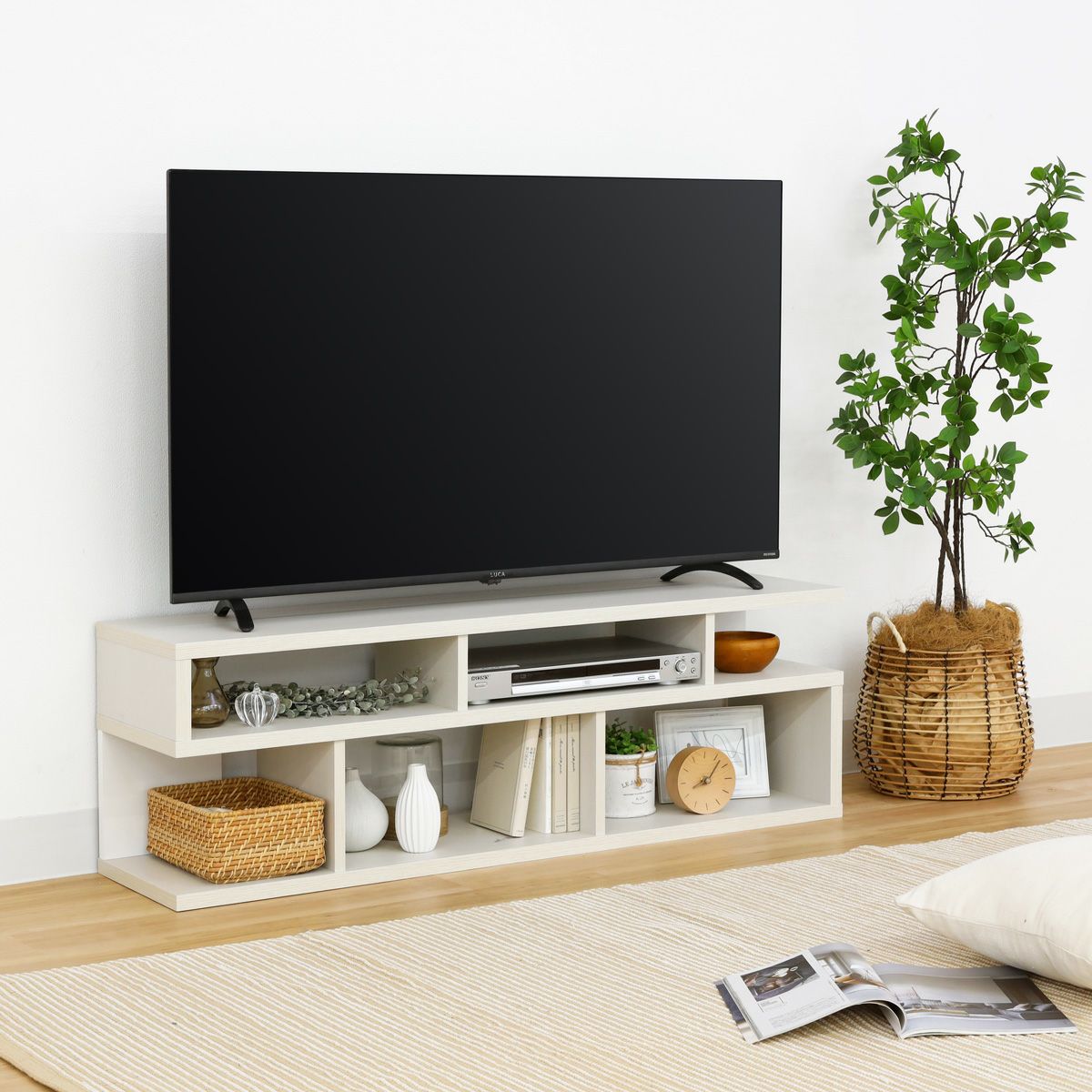 [暮らしに、“飾る”という楽しみを]S字が目を引く50V型対応のテレビ台。オープンデザインでディスプレイも楽しめます。