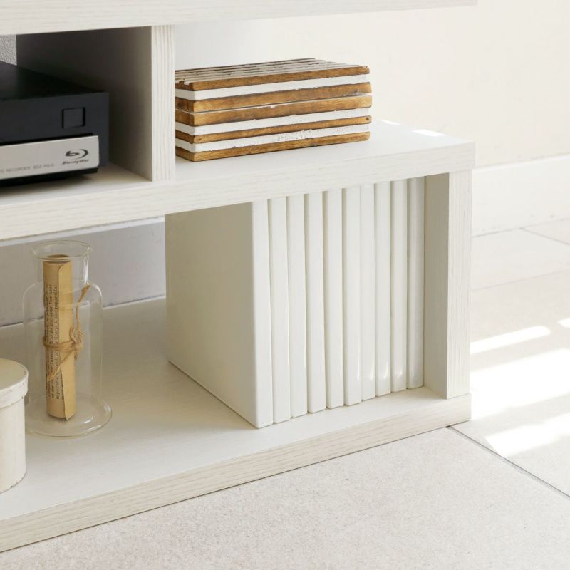 [DVDの収納や飾り棚として]下部スペースは内寸高さ19.7cm。DVDや文庫本が収納できる高さです。