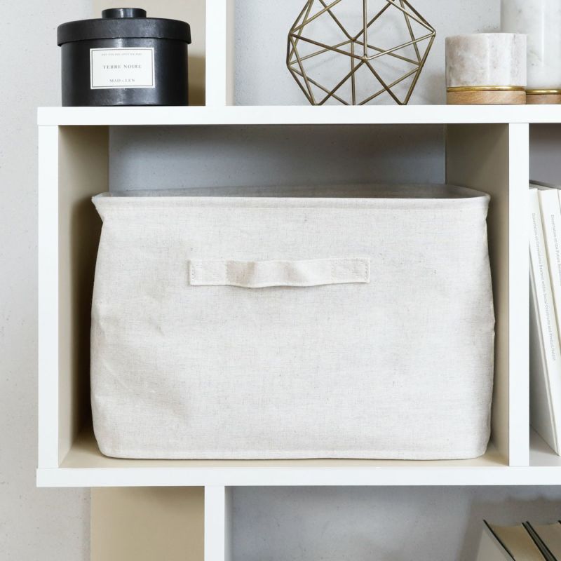 [収納ボックスですっきり収納]各棚の広い方の内寸幅39.3cm、奥行き27.4cmで市販の収納ボックスが入ります。細かい物もすっきり収まって、ディスプレイ棚だけでなく収納としても活躍します。