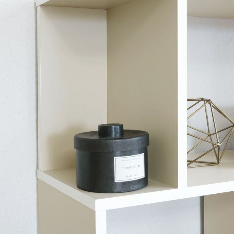 [狭い方の棚は小さな物をディスプレイ]棚板の狭い方の耐荷重は1kg。小さな雑貨をアクセントに置いたり、雑誌を立てかけたり。あえて何も置かずにジグザグの形を見せても〇