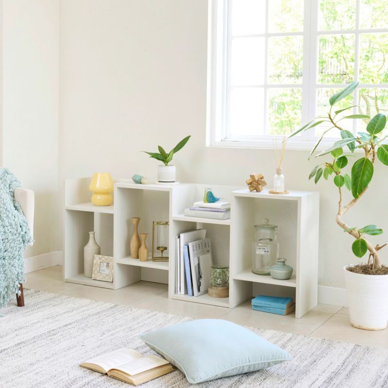 [横置きもできます]横置きでロースタイルにも対応。棚の高さの違いを活かしておしゃれに飾ることができます。※画像はWH色