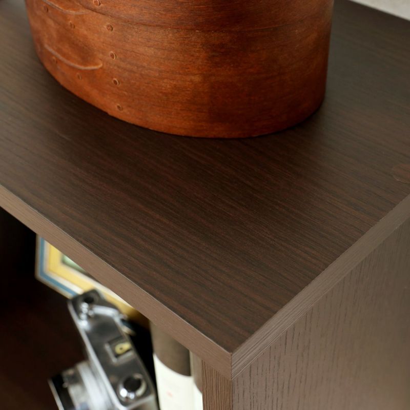 [インテリアに馴染むベーシックカラー]シンプルな木目調のベーシックカラーのディスプレイラック。インテリアに馴染んで落ち着いた印象のお部屋をつくることができます。