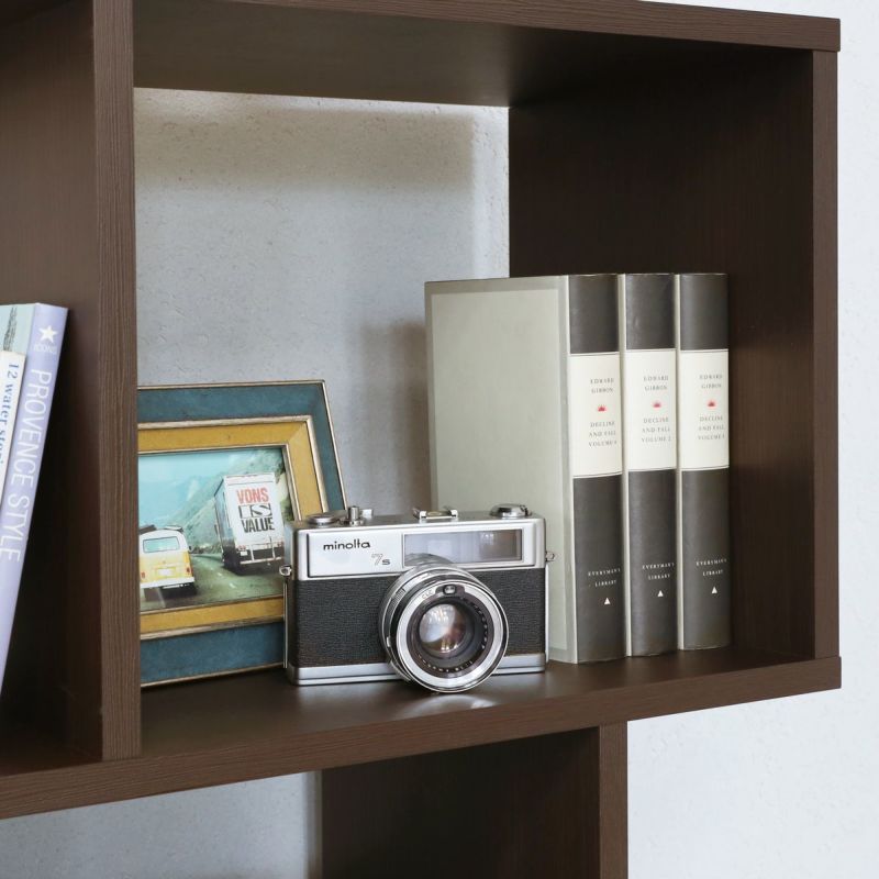 [雑貨のディスプレイを楽しめる]棚板の広い方の耐荷重は4kg。お気に入りの雑貨をディスプレイしてインテリアを楽しめます。