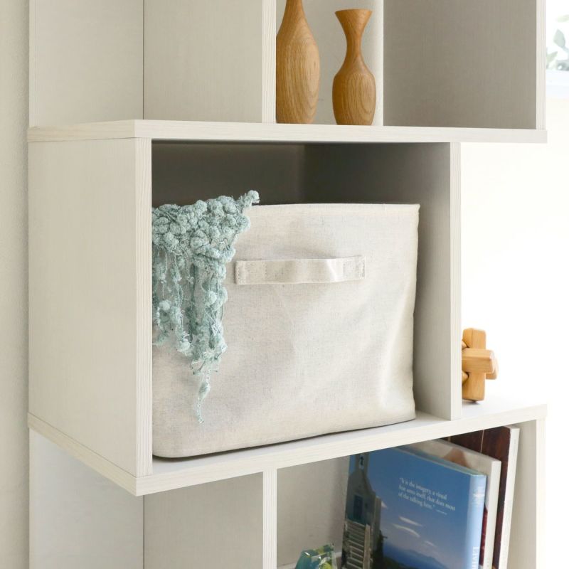 [収納ボックスですっきり収納]各棚の広い方の内寸幅39.3cm、奥行き27.4cmで市販の収納ボックスが入ります。細かい物もすっきり収まって、ディスプレイ棚だけでなく収納としても活躍します。