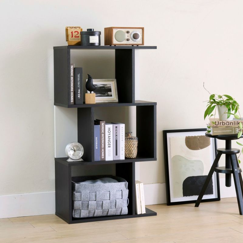 [暮らしに、“飾る”という楽しみを]ジグザグデザインがおしゃれなディスプレイラック。収納ボックスが入る奥行で、飾り+収納で活躍してお部屋を彩ります。