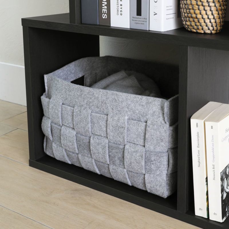 [収納ボックスですっきり収納]各棚の広い方の内寸幅39.3cm、奥行き27.4cmで市販の収納ボックスが入ります。細かい物もすっきり収まって、ディスプレイ棚だけでなく収納としても活躍します。