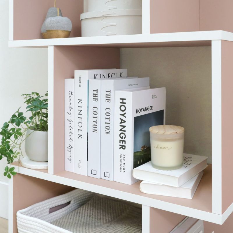 [A4サイズまでの本や雑誌が収納できる高さ]棚1段の内寸高さは32.7cm。A4サイズまでの雑誌やファイルなどが収納できる高さです。※本や雑誌の収納時は耐荷重にご注意ください。