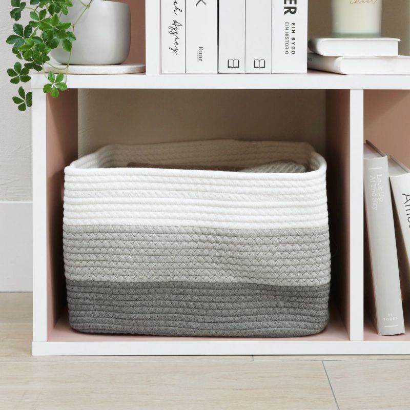 [収納ボックスですっきり収納]各棚の広い方の内寸幅39.3cm、奥行き27.4cmで市販の収納ボックスが入ります。細かい物もすっきり収まって、ディスプレイ棚だけでなく収納としても活躍します。