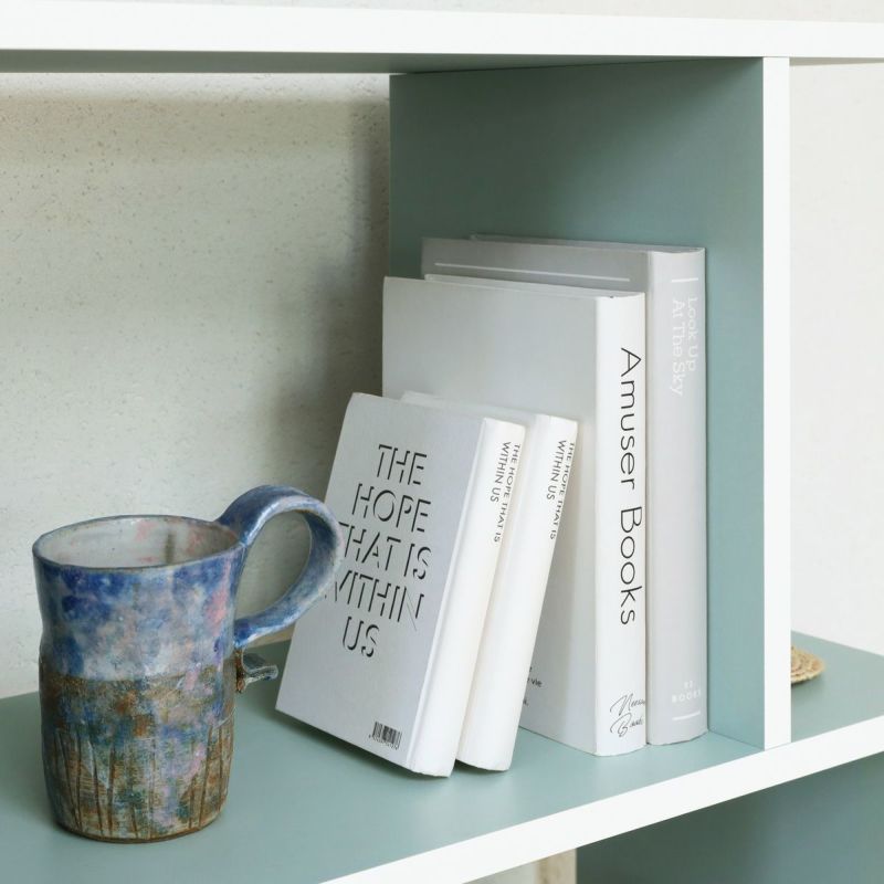 [A4サイズまでの本や雑誌が収納できる高さ]棚1段の内寸高さは32.7cm。A4サイズまでの雑誌やファイルなどが収納できる高さです。※本や雑誌の収納時は耐荷重にご注意ください。