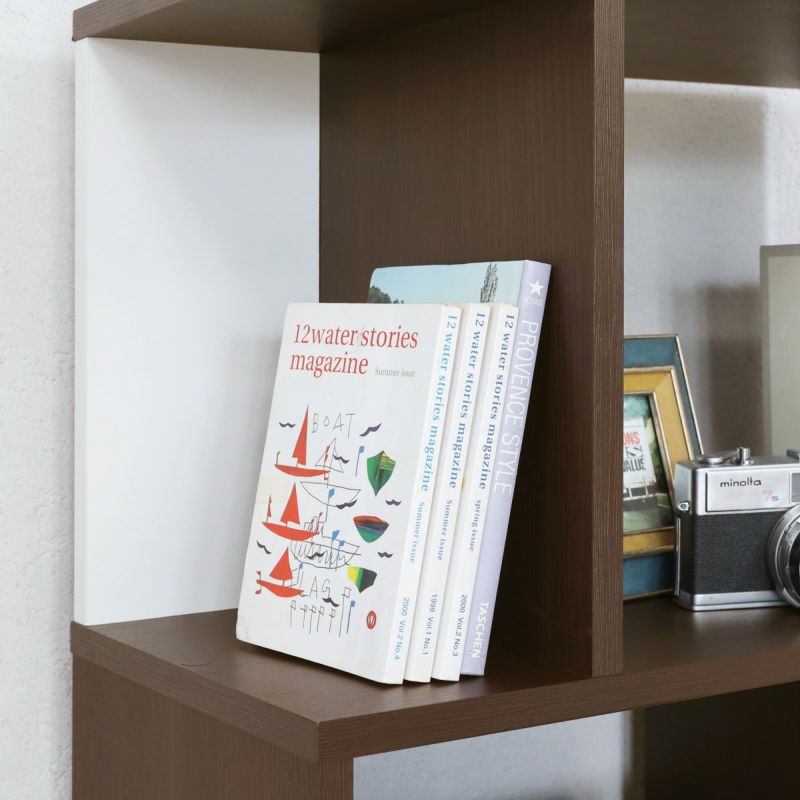 [狭い方の棚は小さな物をディスプレイ]棚板の狭い方の耐荷重は1kg。小さな雑貨をアクセントに置いたり、雑誌を立てかけたり。あえて何も置かずにジグザグの形を見せても〇